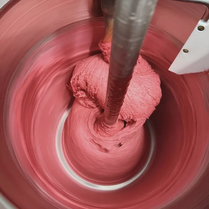 Cremig gerührtes Gelato in der Manufaktur