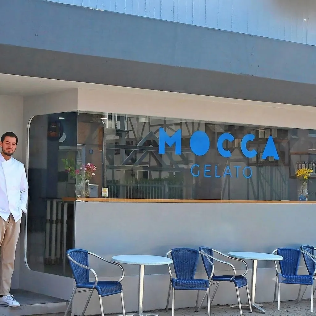 Inhaber vor dem Mocca Gelato in St. Ingbert